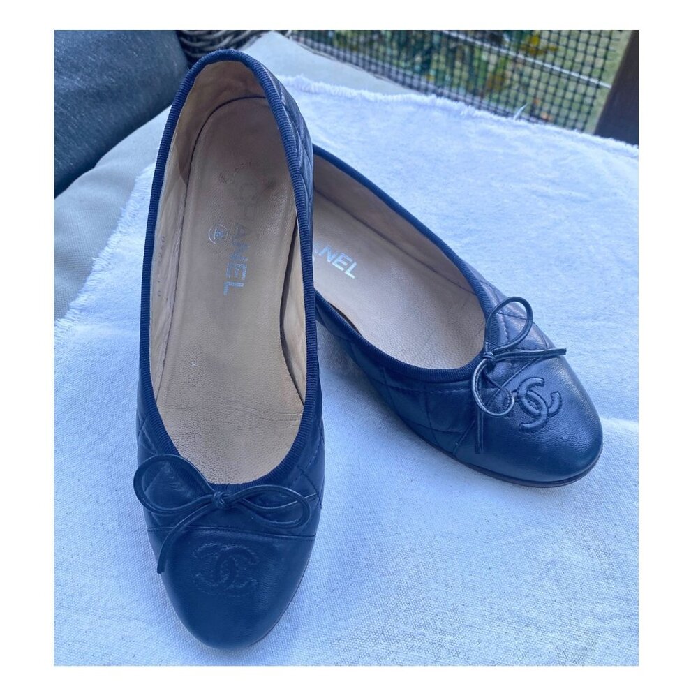 CHANEL Navy Quilted Calfskin Ballerina flats (RARE color!)